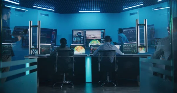 Zespół Oglądać Udany Start Rakiety Kosmicznej Dużych Ekranach Cyfrowych Centrum — Zdjęcie stockowe
