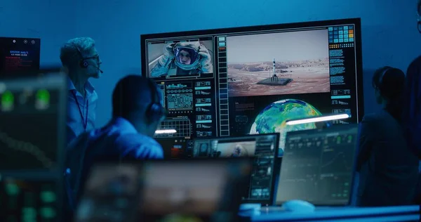 Operatorzy Kontroli Lotów Monitorują Misję Kosmiczną Komputerach Centrum Dowodzenia Mają — Zdjęcie stockowe