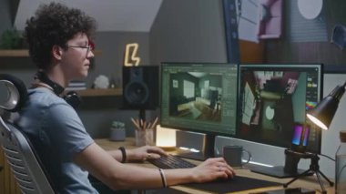 Genç 3D tasarımcı modern ev içini yaratıyor, ev bilgisayarındaki tasarım projesinde uzaktan çalışıyor ve profesyonel yazılım arayüzü ve 3D modelleme araçları ile büyük dijital ekranda çalışıyor.