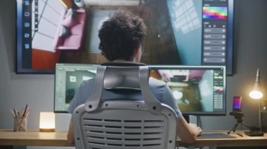 Modern ev iç tasarımı yaratan 3D tasarımcının arka planı, evdeki bilgisayar ve büyük dijital ekran üzerinde çalışan profesyonel yazılım arayüzü ve 3D modelleme araçları.