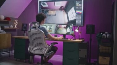Genç 3D tasarımcı modern ev iç mimarisi yaratıyor, ev bilgisayarındaki tasarım projesi ve profesyonel program arayüzü ve 3D modelleme ve planlama araçları ile büyük dijital ekran üzerinde çalışıyor.