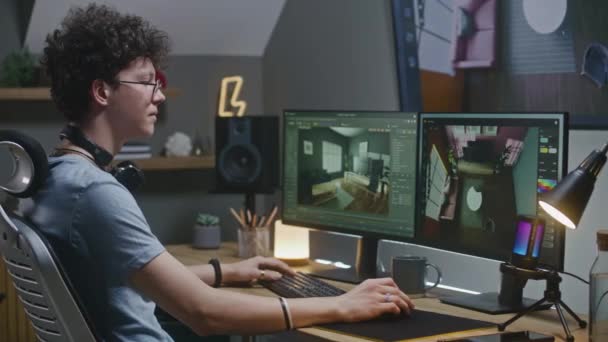 Genç Tasarımcı Modern Içini Yaratıyor Bilgisayarındaki Tasarım Projesinde Uzaktan Çalışıyor — Stok video