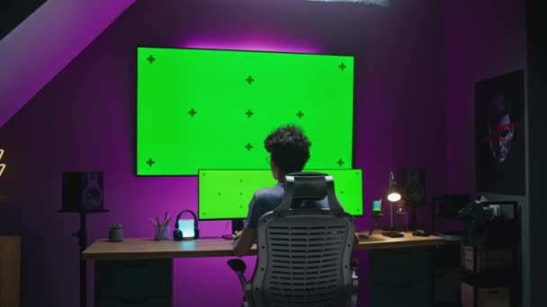 Jonge Redacteur Ontwerper Werkt Kantoor Bewerkt Film Ontwikkelt Videospel Maakt — Stockvideo