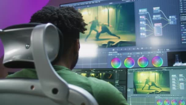 对美国黑人男性色彩师在总公司工作的回顾 使色彩分等级 动作片镜头和程序接口上的计算机和大数字屏幕 电影后期制作的概念 — 图库视频影像
