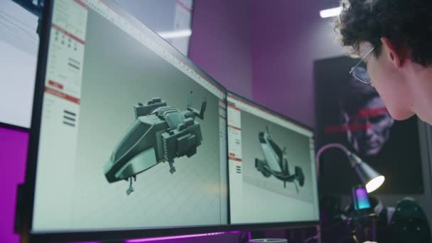 年轻的3D设计师用专业的程序接口和三维建模与设计工具 创建飞机三维可视化和原型 在国内从事计算机和大数字屏幕项目的工作 — 图库视频影像