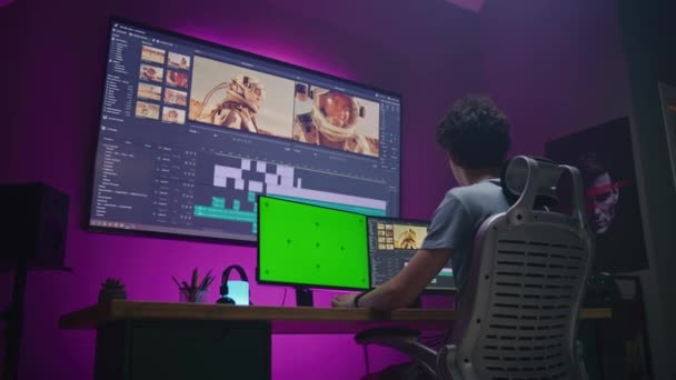 Ung Redaktör Arbetar Hemmakontoret Natten Redigerar Ljudspår För Video Eller — Stockvideo