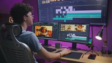 Genç video yapımcısı, uzay göreviyle ilgili filmler için ses kayıtlarını düzenliyor, merkez ofiste çalışıyor. Bilgisayar ve büyük dijital ekrandaki araçlarla film görüntüleri ve yazılım arayüzü. Post prodüksiyon kavramı.
