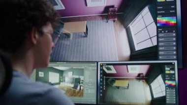 Genç 3D tasarımcının yakın plan tasarım projesi üzerinde çalışarak modern ev iç tasarımı yaratması. Ergen, program arayüzü ve araçları ile bilgisayar ve büyük dijital ekranda 3B modelleme ve planlama eğitimi alıyor.