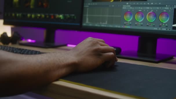 Video Kurgucusunun Filmi Kurgularken Renk Düzeltmesi Yaparken Bilgisayar Faresi Kullanarak — Stok video