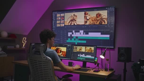 年轻的编辑和宇航员一起编辑电影 在总部工作 电影镜头和程序接口的工具和声音轨道上的计算机和大的数字屏幕 后期制作概念 — 图库视频影像