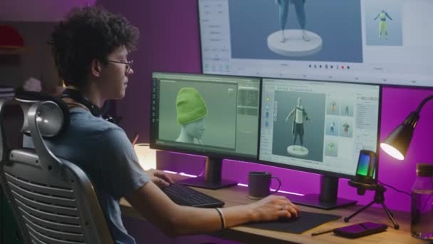 年轻的3D设计师创作游戏角色或服装 在家里工作 青少年利用专业的软件接口和设计工具 在计算机和大数字屏幕上训练三维建模 — 图库视频影像