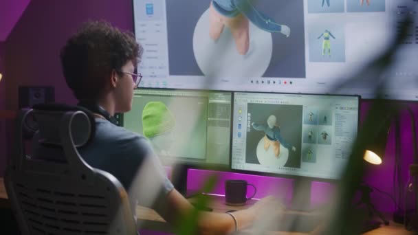 年轻的3D设计师开发视频游戏 创造人物或服装 在家里用专业的程序接口和三维建模与设计工具在计算机和大数字屏幕上远程工作 — 图库视频影像