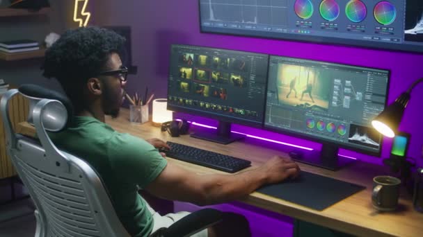 Afrikalı Amerikalı Editör Renk Düzeltmesi Yapıyor Stüdyosunda Çalışıyor Çoklu Ekran — Stok video