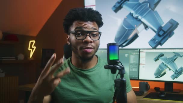 African American Σχεδιαστής Μιλάει Στην Κάμερα Χρησιμοποιώντας Μικρόφωνο Καταγράφει Βίντεο — Αρχείο Βίντεο