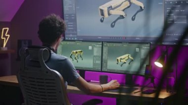 Genç 3D tasarımcı robot 3D görselleştirme ve prototip yaratıyor, profesyonel yazılım arayüzü ve 3D modelleme ve tasarım araçları ile evde bilgisayar ve büyük dijital ekran üzerinde çalışıyor.