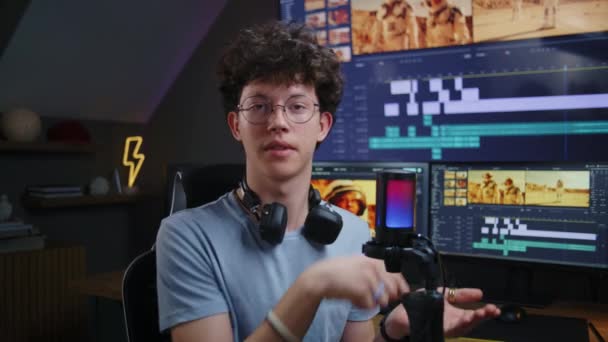 Ung Redaktör Video Maker Talar Kameran Med Hjälp Mikrofon Spelar — Stockvideo