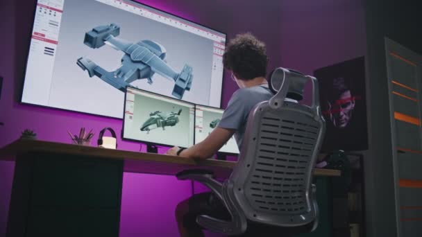 年轻的设计师创造了飞机三维可视化和原型 在家里用专业的软件接口和设计工具在计算机和大数字屏幕上进行三维建模项目 — 图库视频影像