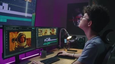 Genç video yapımcısı uzay göreviyle ilgili film düzenliyor, merkez ofiste çalışıyor. Bilgisayar ve büyük dijital ekrandaki alet ve ses parçalarıyla film görüntüleri ve program arayüzü. Post prodüksiyon kavramı.