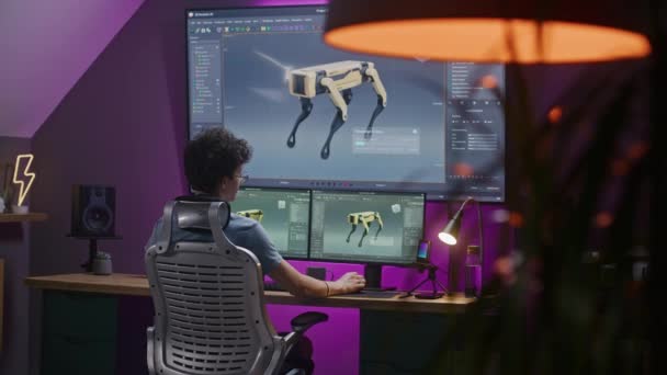 年轻的3D设计师创造了机器人3D可视化和原型 在家里用专业的程序接口和三维建模与设计工具在计算机和大数字屏幕上工作 — 图库视频影像