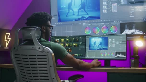 非裔美国人视频制造商编辑动作片 进行色彩分级 在家里工作 软件接口与Rgb工具和车轮在计算机和大数字屏幕上 电影后期制作的概念 — 图库视频影像