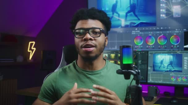 Afrikalı Amerikalı Renkçi Kamerada Mikrofonla Konuşuyor Renk Düzeltme Video Düzenleme — Stok video