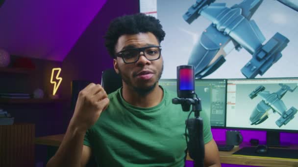 Designer Afro Americano Fala Câmera Usando Microfone Registra Treinamento Vídeo — Vídeo de Stock