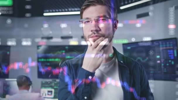 Férfi Befektetési Szakértő Elemzi Cryptocurrency Diagramok Modern Irodában Renderelés Valós — Stock videók