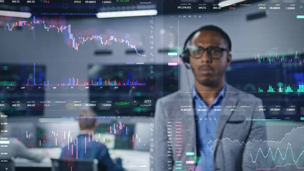非裔美国人投资专家分析在任的实时股票 玻璃墙上加密货币图表的三维图形 未来派Vfx动画 员工在背景电脑上工作 — 图库照片