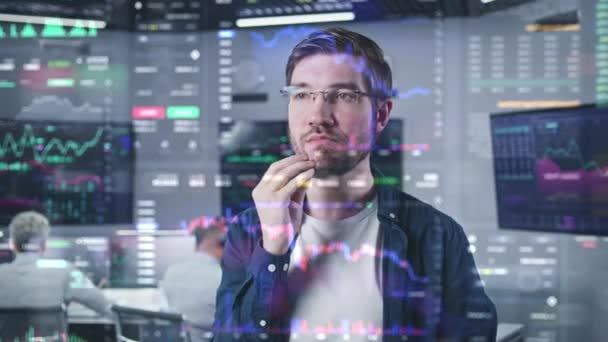 Analista Financiero Masculino Trabaja Oficina Agencia Corredores Gráficos Abstractos Acciones — Vídeo de stock