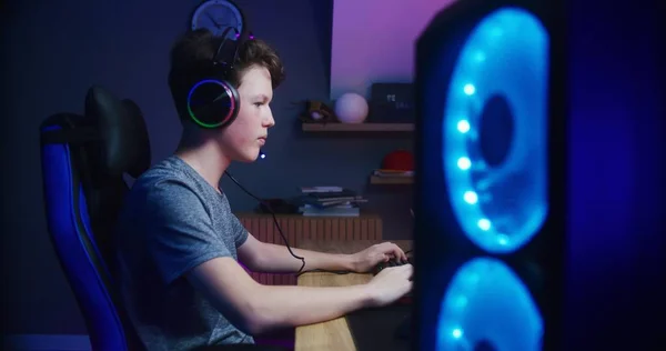 Jovem Jogador Fones Ouvido Joga Computador Casa Rapaz Vira Olha — Fotografia de Stock