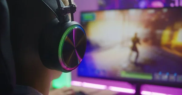 헤드폰을 사람을 게이머는 가정용 컴퓨터로 온라인 비디오 게임을 즐긴다 Desk — 스톡 사진