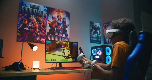 Afroamerikanische Teenager Gamer Mit Headset Spielen Virtuelle Shooter Dritter Person — Stockfoto