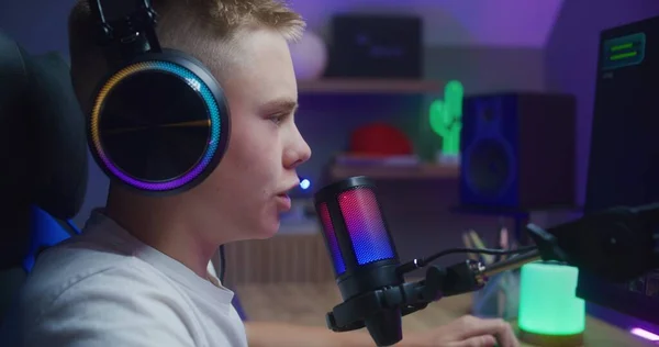Kulaklıklı Genç Oyuncu Takım Arkadaşlarıyla Konuşur Evdeki Bilgisayarda Üçüncü Şahıs — Stok fotoğraf