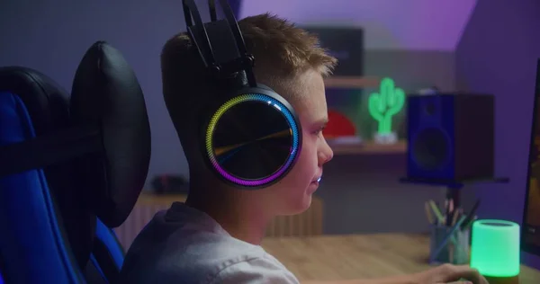 Kulaklıklı Genç Oyuncu Profesyonel Mikrofona Konuşur Bilgisayarda Oynar Çevrimiçi Video — Stok fotoğraf