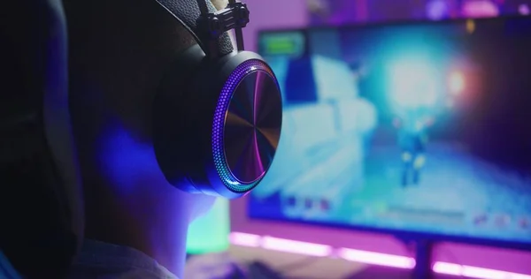 헤드폰을 사람을 게이머는 가정용 컴퓨터로 온라인 비디오 게임을 즐긴다 Desk — 스톡 사진