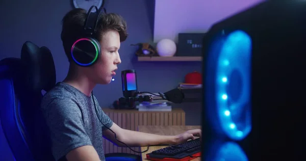 Geconcentreerde Jongen Hoofdtelefoon Speelt Multiplayer Spel Thuis Gamer Praat Met — Stockfoto