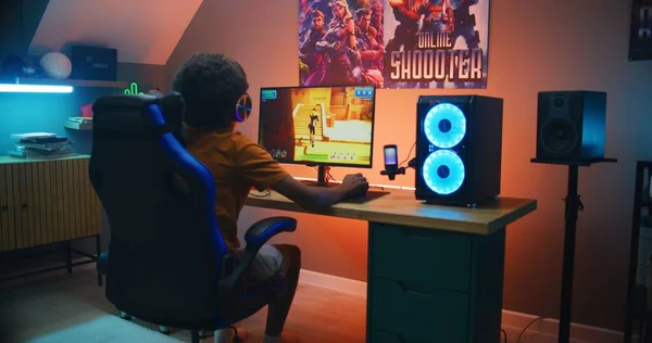 Kulaklıklı Afro Amerikalı Genç Oyuncu Modern Bilgisayarda Modern Neon Odada — Stok fotoğraf