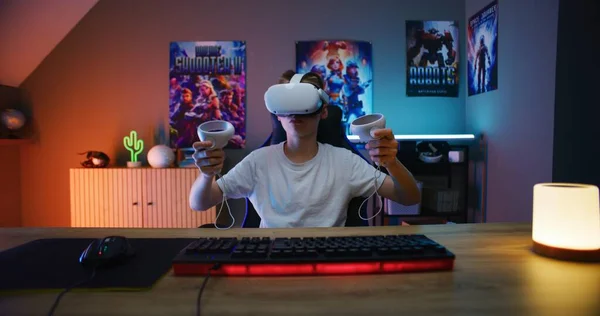 Молодой Игрок Гарнитуре Играет Виртуальную Онлайн Видеоигру Использованием Беспроводных Контроллеров — стоковое фото