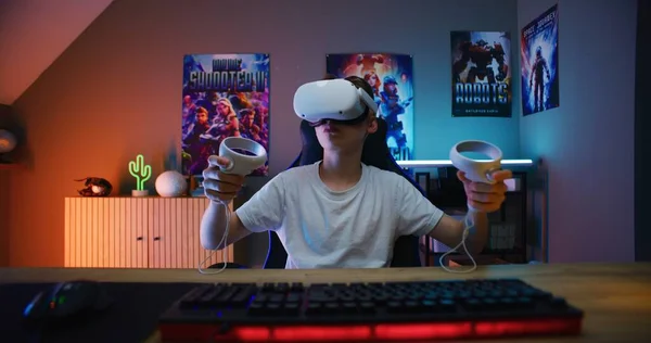 Ung Spelare Headset Spelar Virtuellt Onlinespel Med Hjälp Trådlösa Handkontroller — Stockfoto