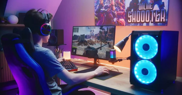 Jonge Gamer Controleert Tank Tijdens Het Spelen Van Spel Thuis — Stockfoto
