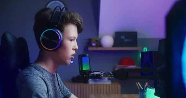 Koncentrált Fiú Fejhallgató Játszik Multiplayer Játék Otthon Játékos Mikrofonnal Beszél — Stock Fotó