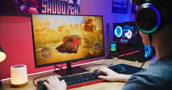 Jonge Gamer Speelt Auto Rijden Simulator Thuis Computer Monitor Met — Stockfoto