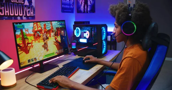 Afro Amerikaanse Gamer Speelt Derde Persoon Shooter Thuis Computer Monitor — Stockfoto