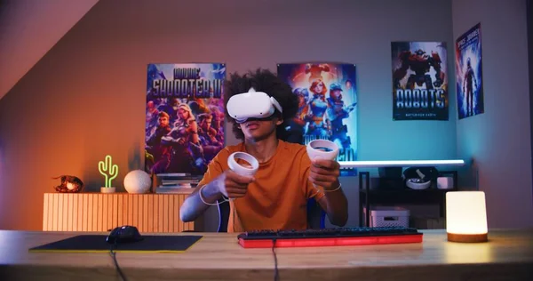 Tonårsspelare Headset Spelar Virtuellt Onlinespel Med Trådlösa Handkontroller Afroamerikan Som — Stockfoto