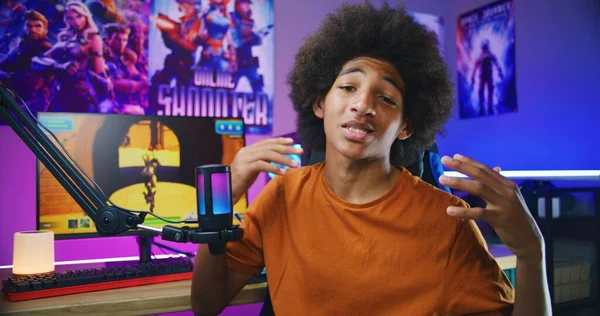 Afro Américain Adolescent Gamer Blogueur Parle Caméra Aide Microphone Montre — Photo
