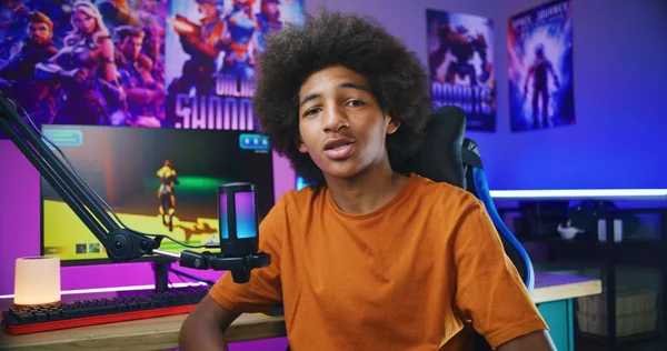 Afro Americano Adolescente Gamer Blogueiro Fala Câmera Usando Microfone Mostra — Fotografia de Stock