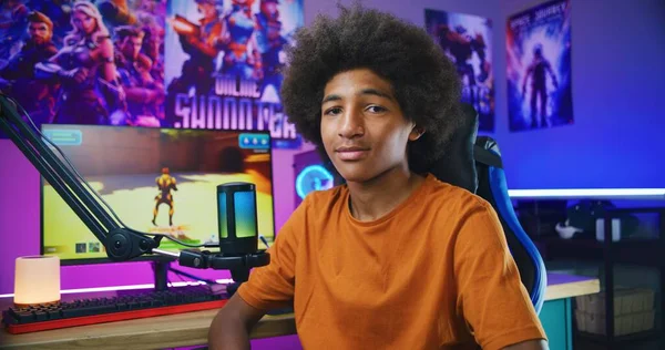 Afro Americano Adolescente Gamer Blogueiro Fala Câmera Usando Microfone Mostra — Fotografia de Stock