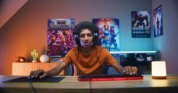 Professionelle Afroamerikanische Teenager Gamer Mit Kopfhörern Spricht Ins Mikrofon Spielt — Stockfoto