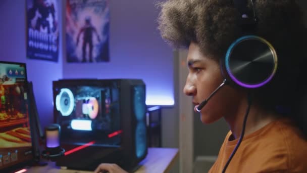 Happy Gamer Hörlurar Vinner Runda Flerspelarspel Hemdatorn Afrikansk Amerikansk Tonåring — Stockvideo