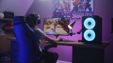 Genç oyuncu kişisel bilgisayarda üçüncü şahıs nişancıyı oynuyor. Kulaklıklı okul çocuğu evde online video oyunu seviyor. Masa, RGB LED lambasıyla aydınlatılmış. Evde oyun oynama kavramı. Yakınlaştır.